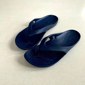 Navy blue sz 5 croc sandal flip flops.